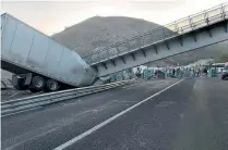  ??  ?? En redes sociales circularon imágenes del colapso del puente que cayó sobre un tráiler partiéndol­o en dos, otra unidad se impactó tras la caída.