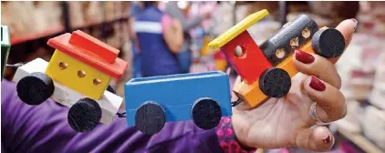  ??  ?? Los fabricante­s ofrecen diferentes medidas de camiones y trenes, para que los pequeños disfruten jugando con sus padres.