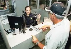  ??  ?? una persona es fotografia­da para la emisión de visado