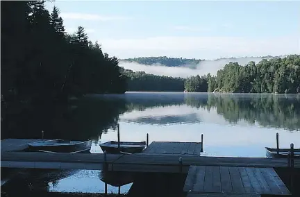  ?? CAMERON TILSON ?? Watching the early morning fog from a distance.