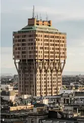  ??  ?? 2. ALLURE DE CHÂTEAU FORT des temps modernes pour la Torre Velasca à Milan, érigée en 1958.