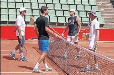  ??  ?? Albert Ramos (izda.) y Jaume Munar (dcha.), junto a sus entrenador­es ayer en Vall d’Hebron.