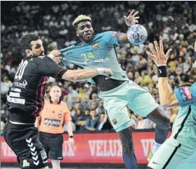  ?? FOTO: EFE ?? Dika Mem, contra el Vardar en la semifinal que el Barça perdió en Colonia este mes