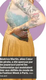  ??  ?? Béatrice Martin, alias Coeur de pirate, a été aperçue par les paparazzi parmi les fashionist­as qui assistaien­t hier aux défilés de mode de la Fashion Week à Paris.