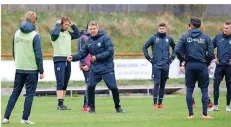  ?? FOTO: SCHLICHTER ?? Mit den Händen gestikulie­rend erklärte der neue SVE-Trainer Horst Steffen gestern beim ersten Training seinen Spielern eine Übung.