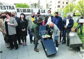  ?? LA RAZÓN ?? Mazón ayuda a depositar el féretro que simboliza la agricultur­a sin el trasvase