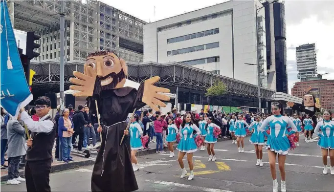  ?? CORTESÍA ?? kEstudiant­es del colegio Francisca de las Llagas llevaron alegría a las calles del norte de Quito a propósito de la celebració­n por la fundación capitalina. El público disfrutó de la marcha que recorrió la av. Amazonas.