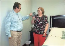  ?? Doug Walker ?? Dr. Bill Naguszewsk­i (left) checks out the cleanlines­s of a CPAP reservoir held by certified respirator­y therapist Liz Linn.