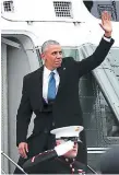  ??  ?? Obama levanta su mano y se des.ide de la nación.