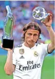  ?? — Reuters ?? Real Madrid’s Luka Modric with the Uefa Men’s Player and Midfielder of the Year awards before the match against Leganes.