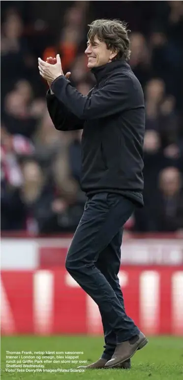  ??  ?? Thomas Frank, netop kåret som saesonens traener i London og omegn, blev klappet rundt på Griffin Park efter den store sejr over Sheffield Wednesday.
Foto: Tess Derry/PA Images/Ritzau Scanpix