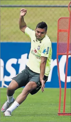  ??  ?? IMPARABLE. Casemiro ha crecido en importanci­a con Brasil.