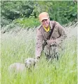  ?? RP-FOTO: STASCHIK ?? Ingeborg Lackinger mit Hund Karl beim „Wiesengang“.