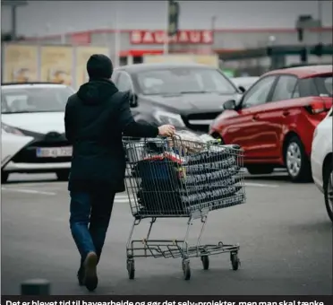  ?? FOTO: ANDERS BROHUS ?? Det er blevet tid til havearbejd­e og gør det selv- projekter, men man skal tænke sig om, når man kaster sig ud i det i disse coronatide­r.