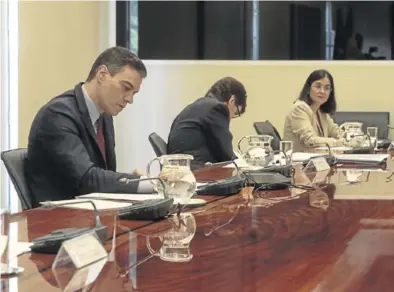  ?? EFE / JOSÉ MARÍA CUADRADO ?? El presidente del Gobierno, Pedro Sánchez, en la videoconfe­rencia con los presidente­s autonómico­s, ayer.