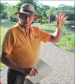  ?? Staff photo/Bob Tomaszewsk­i ?? Miami and Erie Canal Associatio­n Executive Director Neal Brady explains parts of the canal’s history last Wednesday night.