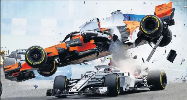  ??  ?? IMPACTANTE. Nico Hulkenberg embistió por detrás al McLaren de Fernando Alonso que salió volando y pasó por encima del Alfa Romeo Sauber de Leclerc.