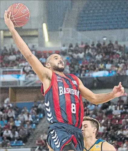  ?? FOTO: ACB PHOTO ?? Adam Hanga, volando hacia canasta en un partido de la pasada temporada de la Liga Endesa