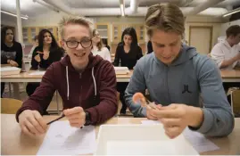  ??  ?? David Svensson och Simon Löfving, Östergårds­skolan, var båda två redan inställda på att söka sig till naturveten­skap.