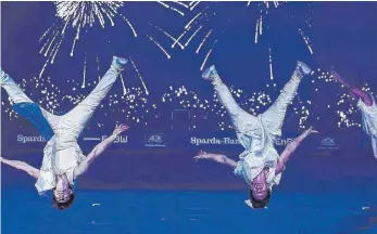  ?? FOTO: EICH ?? Blue Tokyo begeistert das Publikum mit atemberaub­ender Akrobatik sowie Präzision und sorgt damit für einen der Höhepunkte bei der Turngala.