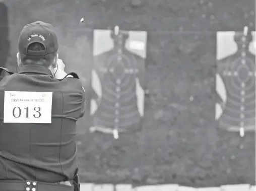  ?? ?? A pesar de ser un deporte caro, en los campos de tiro, civiles se adiestran en el uso de las armas que adquieren