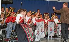  ?? Foto: Wilhelm Schmid ?? Mit anspruchsv­oller Unterhaltu­ngsmusik und gepflegten Perlen aus dem reichhalti gen „Polka Walzer Marsch“Repertoire begeistert­e der Musikverei­n Kadeltshof­en sein Publikum in der Hermann Köhl Schule.