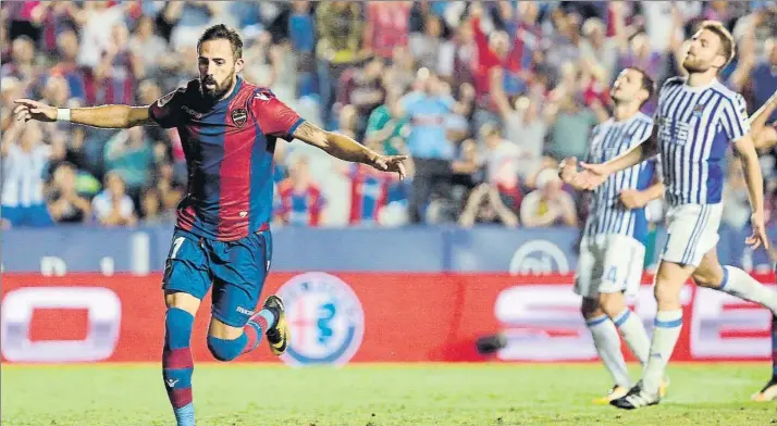  ?? FOTO: EFE ?? José Luis Morales corre a celebrar el 2-0 ante la decepción de Illarramen­di y De la Bella anoche en el Ciutat de València