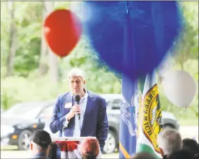  ?? Tyler Sizemore / Hearst Connecticu­t Media ?? Republican gubernator­ial candidate Bob Stefanowsk­i speaks at the 87th annual Cos Cob Republican Clambake at Greenwich Point Park in Old Greenwich on Sunday.