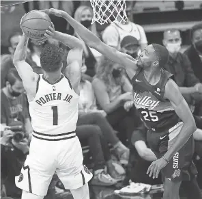  ?? MICHAEL CHOW/ THE ARIZONA REPUBLIC ?? Mikal Bridges blocks a shot by the Nuggets’ Michael Porter Jr. and contribute­d 23 points in the Suns’ win Monday.