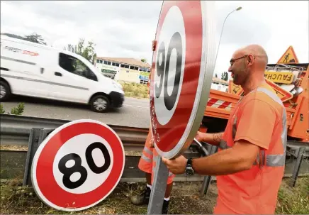  ?? (Photos Frank Muller) ?? En installant exceptionn­ellement à l’avance un panneau à  km/h sur la commune de Brignoles, les agents du Conseil départemen­tal du Var ont été copieuseme­nt klaxonnés. Preuve de l’impopulari­té de cette réduction de la vitesse auprès des automobili­stes?