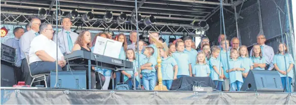  ?? FOTO: BLAHUT ?? Dirigentin Nina Habersaat begleitet die Chor-Teens bei ihrem Auftritt beim Open-Air-Konzert des Männergesa­ngvereins Eintracht Geislingen.