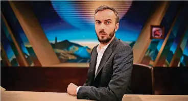  ??  ?? Moderator Jan Böhmermann fordert laut „Tagesspieg­el“eine Erklärung von Kanzlerin Merkel zu ihrer Aussage, das Schmähgedi­cht des Satirikers über Erdogan sei „bewusst verletzend“gewesen. Diese Einschätzu­ng sei rechtswidr­ig.