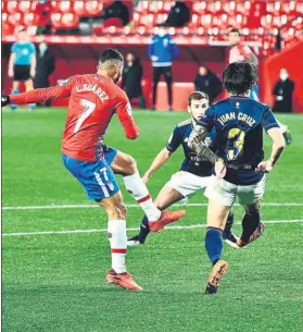  ?? FOTO: EFE ?? Luis Suárez inauguró el marcador en esta acción mal defendida por Osasuna