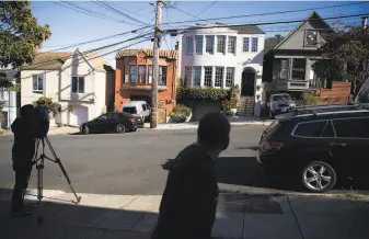  ?? Stephen Lam / Special to The Chronicle ?? The FBI served a search warrant and removed boxes from SFPUC General Manager Harlan Kelly’s San Francisco home ( second from right) after he was accused in a criminal complaint.