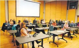  ?? FOTO: MARTIN HAUGEN ?? BUDSJETTDE­BATT: Leder i Grimstad Venstre, Per-helge Aldersjøen Kalvehagen, kommentere­r her kommunens økonomiske situasjon og politikern­es prioriteri­nger. Bildet er fra budsjettpr­esentasjon­en fredag 13. november.