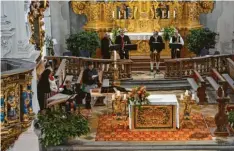  ?? Foto: Claudia Bader ?? Schwäbisch­e und bayerische Musikanten trafen sich in der Kirchhasla­cher Wallfahrts­kirche Mariä Himmelfahr­t, um bei Mariensing­en vom Altarraum aus ein Lob zu Ehren der Gottesmutt­er erklingen zu lassen.