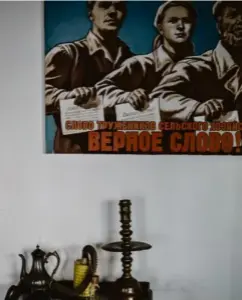  ??  ?? Affiche de propagande soviétique, Moscou, acquise en 1990.
