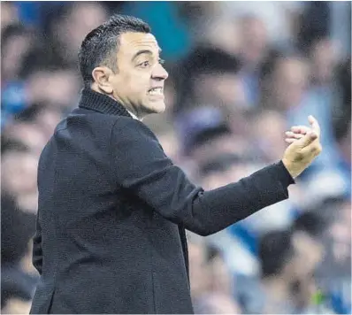  ?? Jordi Cotrina ?? Xavi dona indicacion­s als seus jugadors, ahir en el partit contra l’Espanyol.