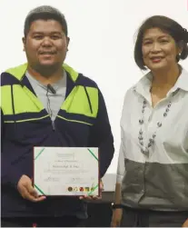  ?? CONTRIBUTE­D FOTO / UP COLLEGE OF MASS COMMUNICAT­ION ?? FINALIST. SunStar Philippine­s assistant content editor Nicko Tubo (left) poses with Dr. Elena Pernia, program leader of Communicat­ing Science and Technology Research and Developmen­t of UP, during the awarding ceremony.