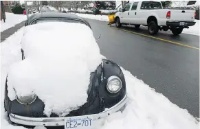  ?? GERRY KAHRMANN/PNG FILES ?? Be sure to remove snow that accumulate­s on your vehicle.