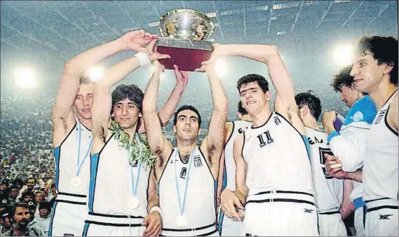  ?? FOTO: AGENCIAS ?? Galis, en el centro, flanqueado por Yannakis y Filipou, sostiene el trofeo de campeón de Europa.
Grecia superó a la URSS contra pronóstico en una gran final