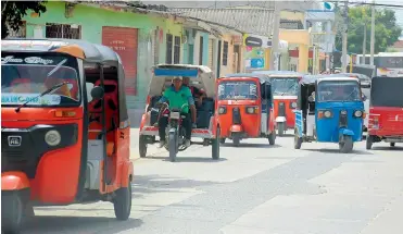  ?? FOTOS: CÉSAR BOLÍVAR ?? Motocarros con cabinas abiertas y cerradas circulan a menudo en la calle 18, de Soledad (Atlántico).