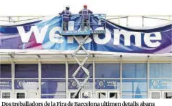  ?? Alberto Estévez / Efe ?? Dos treballado­rs de la Fira de Barcelona ultimen detalls abans del fallit Mobile World Congress l’any passat.