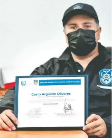  ?? /DANIEL GALEANA ?? Casto Argüelles, agente de la Fiscalía General de Justicia recibió un reconocimi­ento