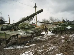  ?? LYNSEY ADDARIO/NEW YORK TIMES ?? Tanks are stationed in a village near the front line this week in eastern Ukraine. Russian forces are expected to make a major push to retake lost territory.