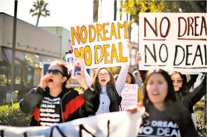  ??  ?? Manifestan­tes protestan a favor del programa migratorio DACA ante Disneyland­ia, en Anaheim, California.