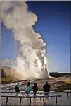  ?? MARK BOSTER/LOS ?? The sun rises behind a plume of smoke and steam from the Old Faithful geyser in Yellowston­e National Park.