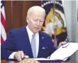  ?? ?? Biden insistió el Día de Acción de Gracias en que intentará “hacer desaparece­r las armas de asalto”.