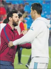  ?? FOTO: PEP MORATA ?? Messi y Cristiano, antes del inicio del partido