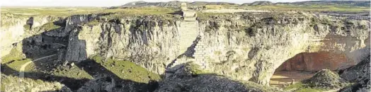  ?? QUIQUE GRACIA ?? Una vísta de la Foz de Zafrané con las espectacul­ares paredes de roca caliza y la torre del ferrocaril.